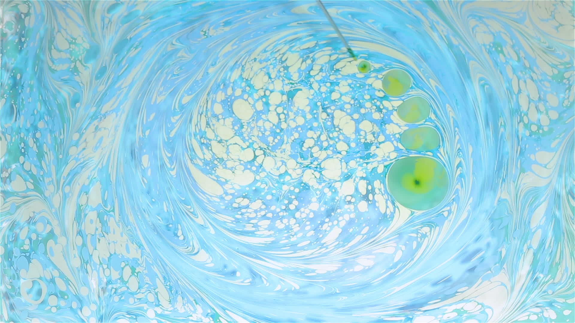 美丽的蓝色油漆抽象画视频的预览图