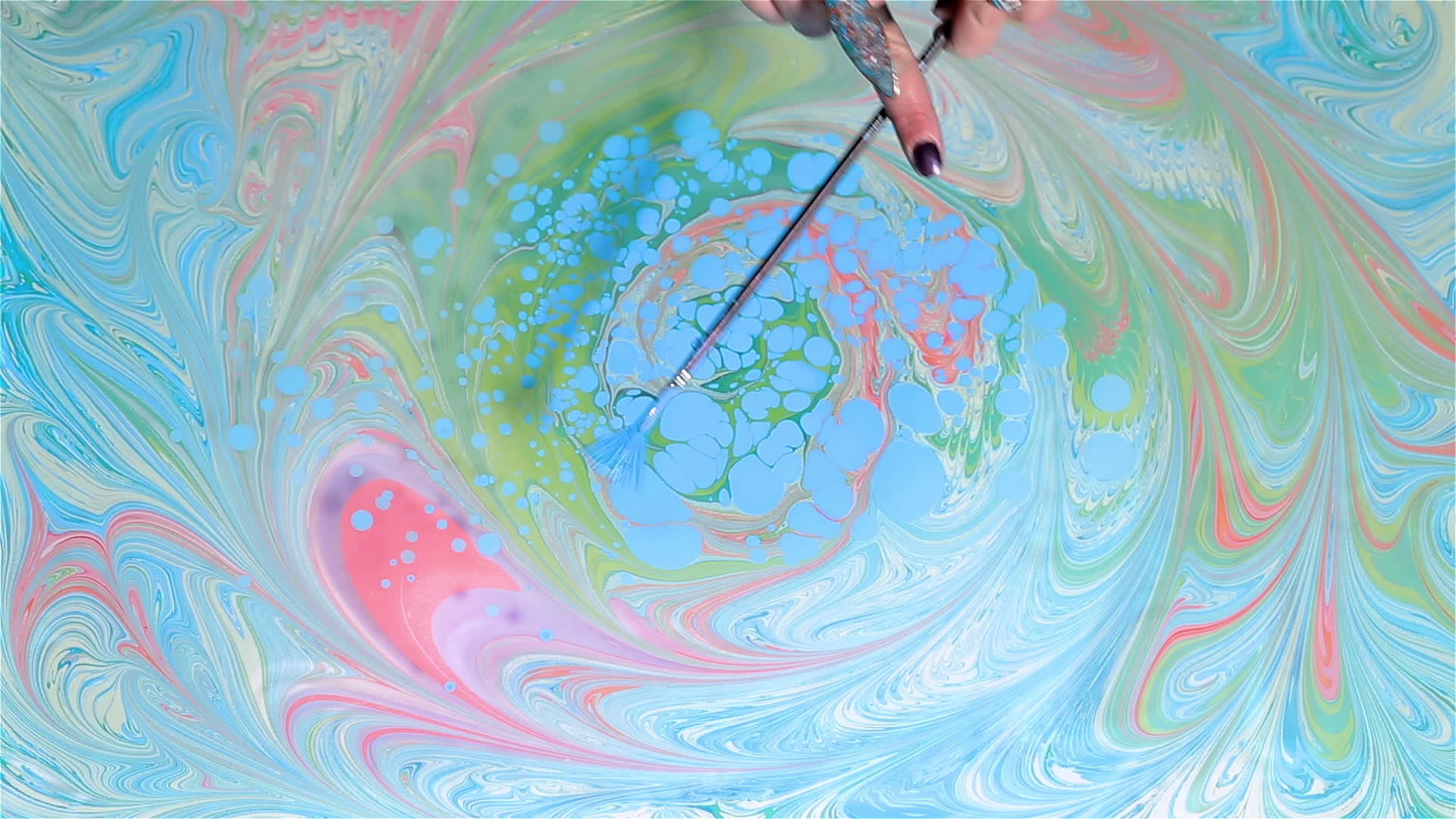 紫色和蓝色油漆创造抽象艺术视频的预览图