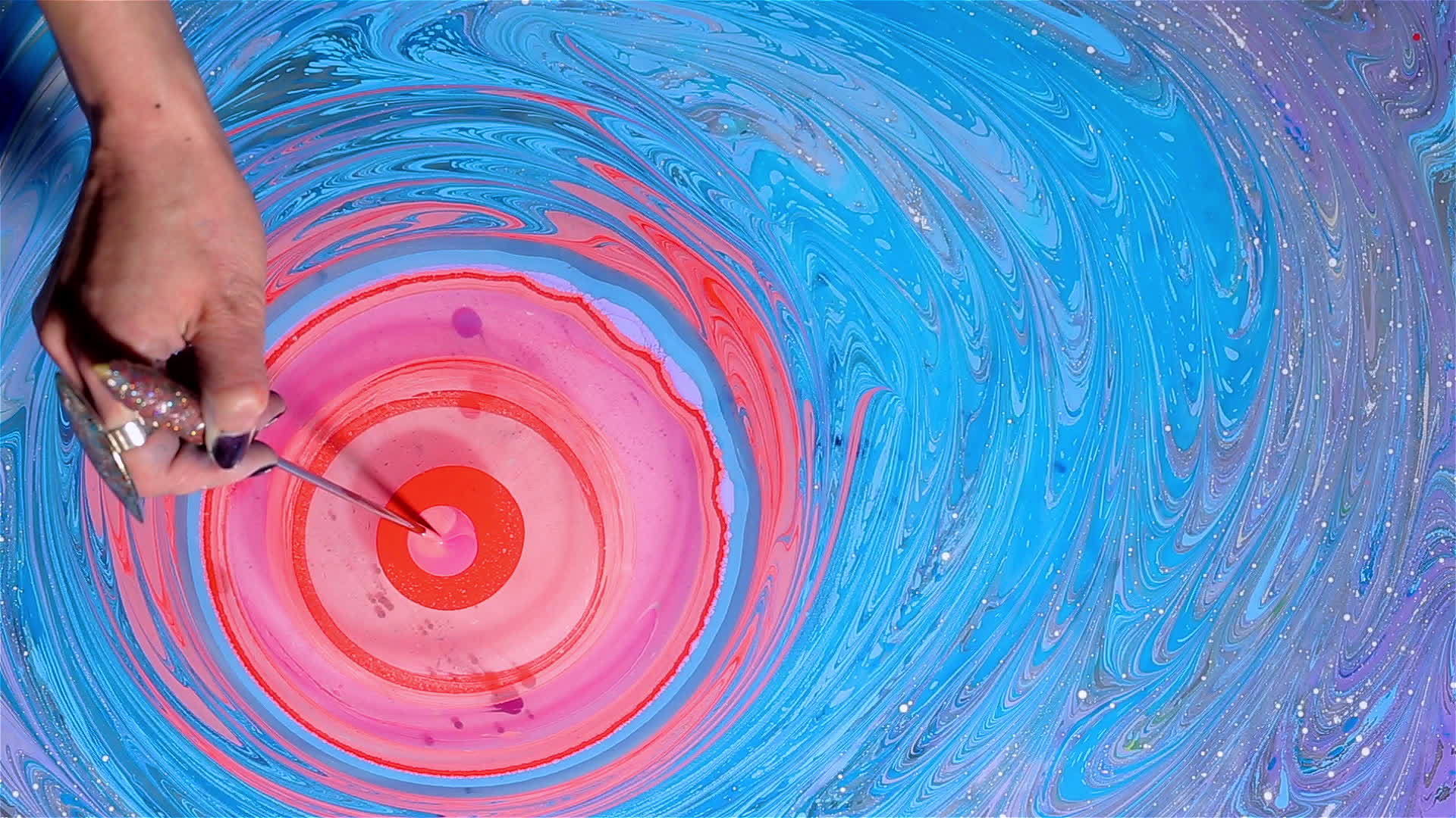 创造抽象艺术的粉红色和蓝色油漆视频的预览图