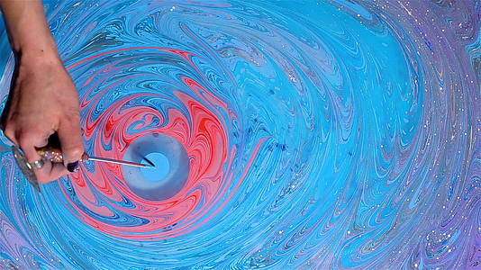 艺术家使用粉红色的蓝色和紫色的油漆absractive视频的预览图