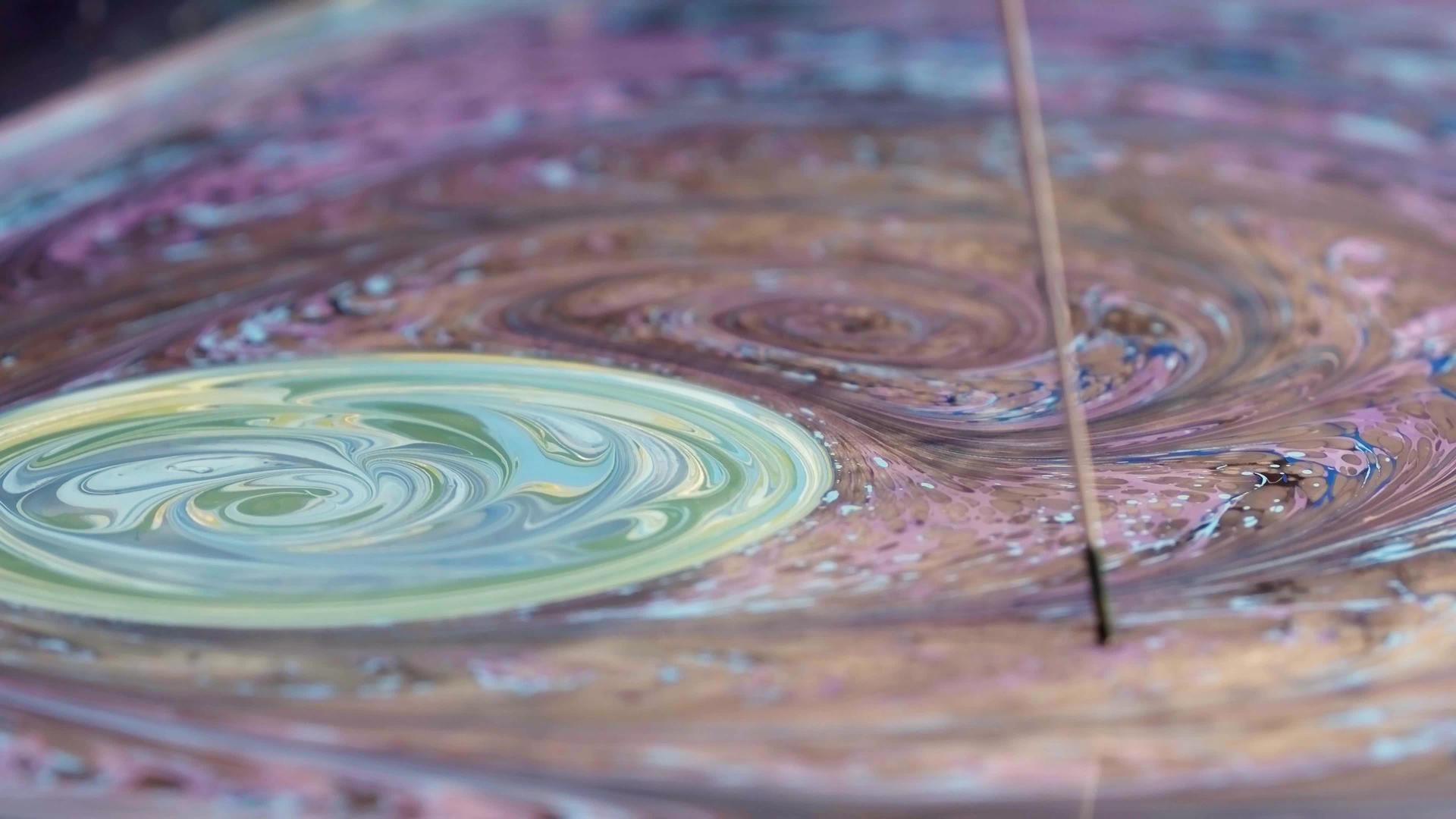 艺术家创造蓝色和紫色的油漆abspractiveebru视频的预览图