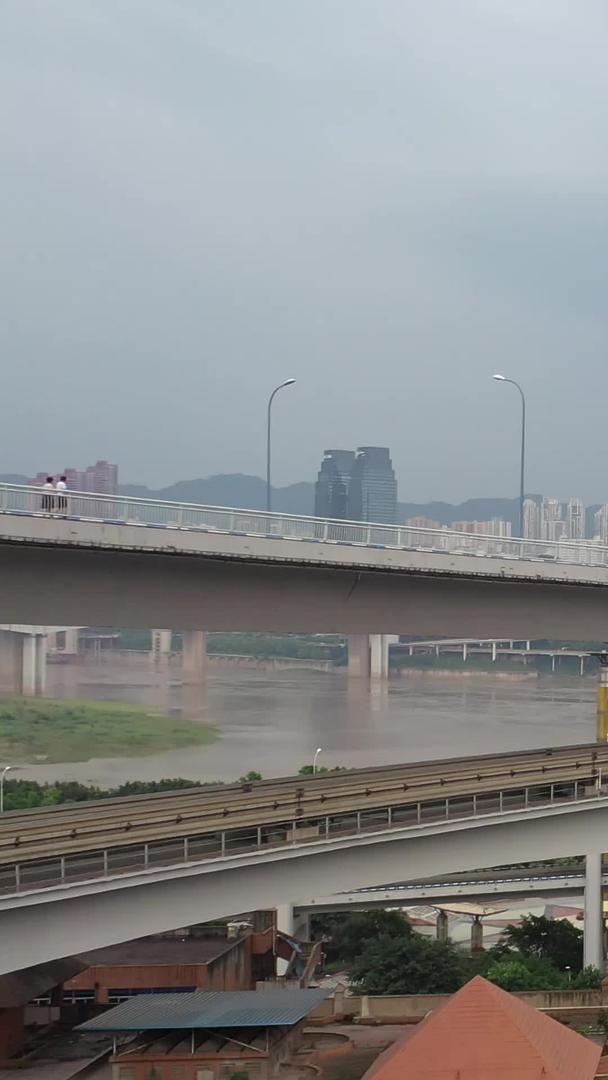 重庆火车站和菜园坝长江大桥无人机航拍视频的预览图
