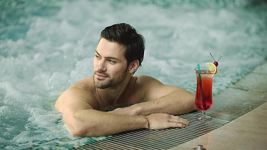 在游泳池里放松性感的男人视频的预览图