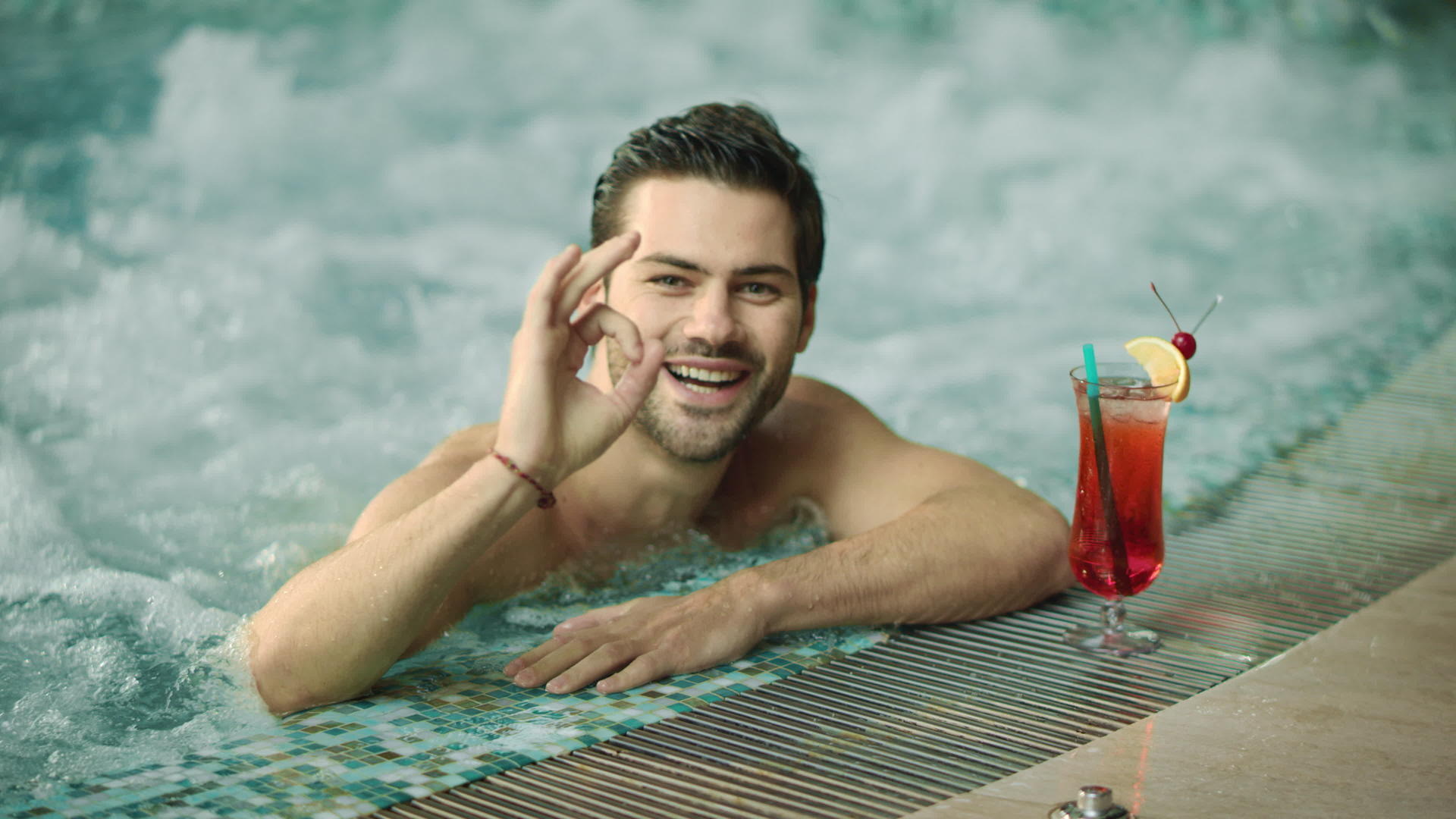 男人在豪华泳池上摆姿势视频的预览图