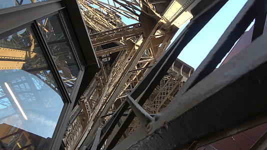 Eiffel3塔底视图视频的预览图