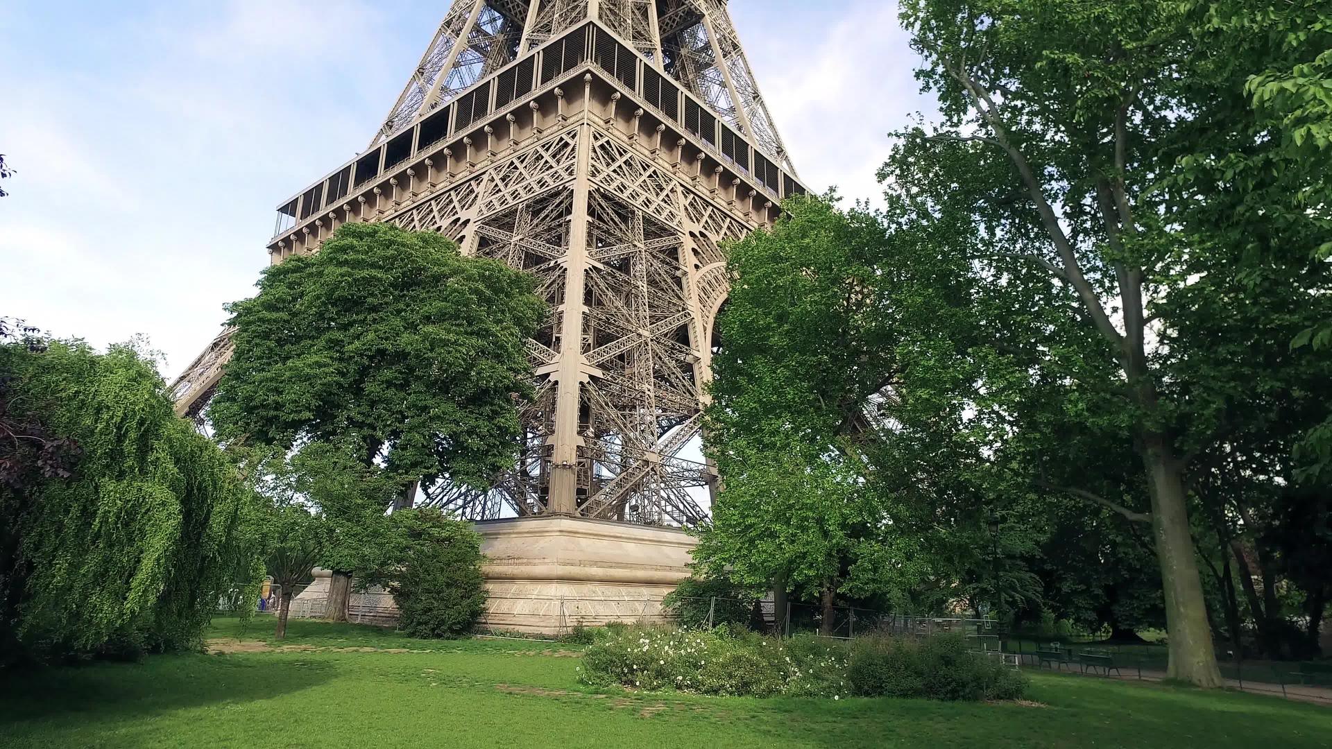 埃菲尔塔法国建筑符号每天倾斜制片人在公园里很稳定视频的预览图