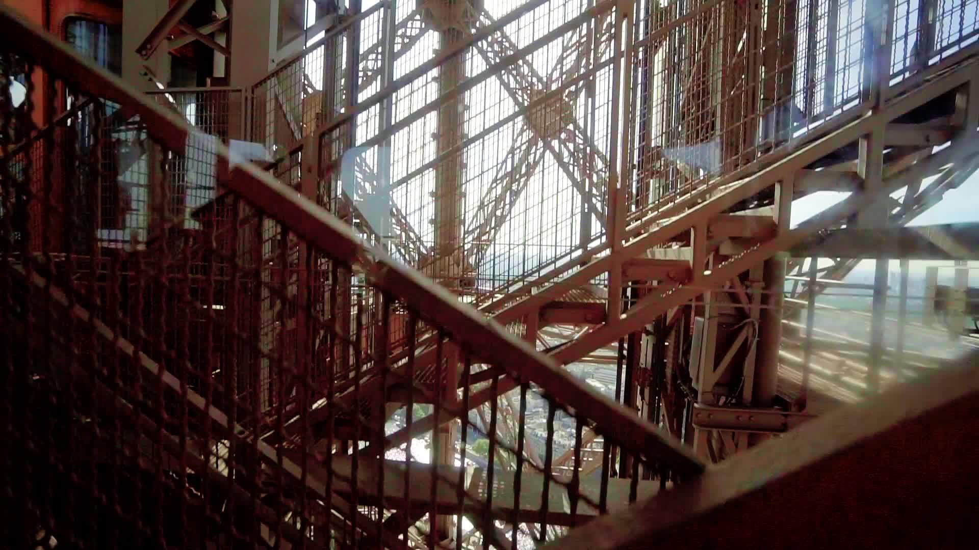 从第一个角度爬上肮脏的窗户电梯反射到帕里斯·埃菲尔塔视频的预览图