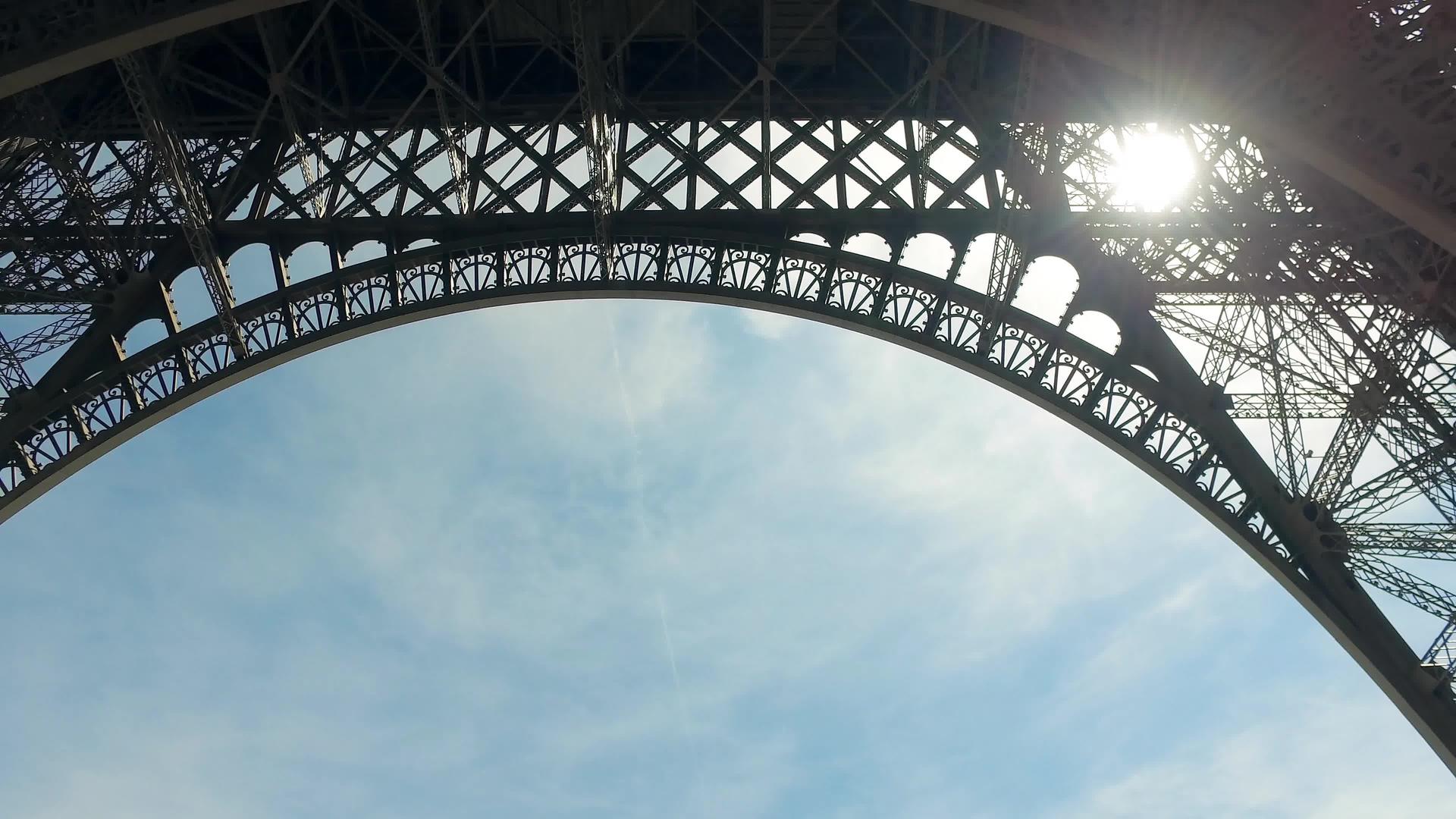 EiffelTall带有太阳反射和耀斑的拱门建筑的全景视频的预览图