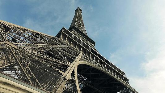 在阳光明媚的天气里巴黎埃菲尔塔令人惊叹的电影风景视频的预览图