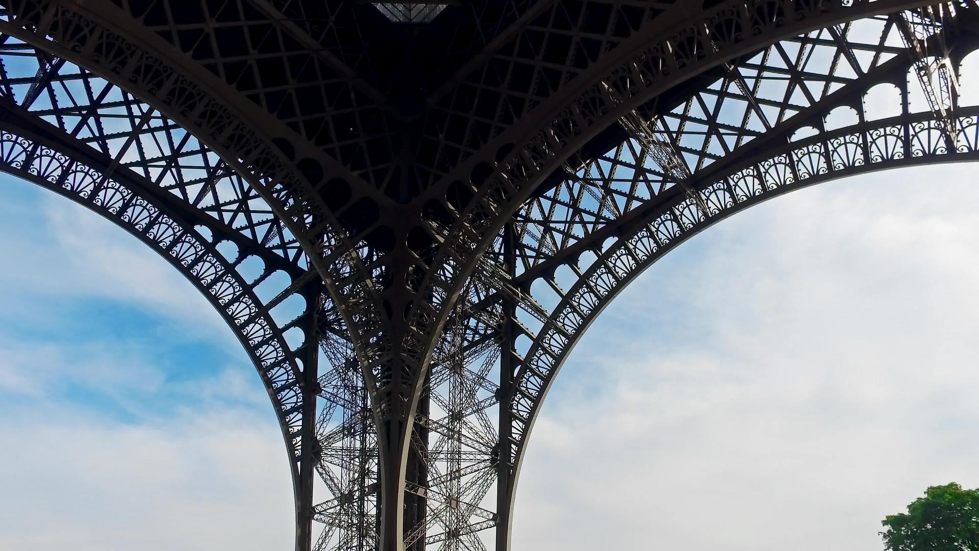 从巴黎地标到埃菲尔塔顶部的腿和脚倾斜视频的预览图
