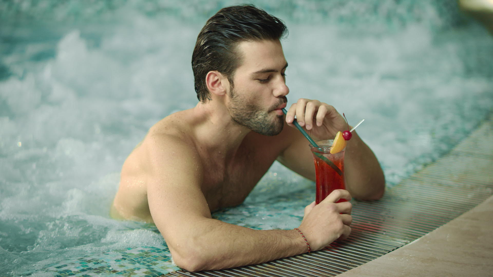 在豪华游泳池喝鸡尾酒的特别男人帅哥视频的预览图