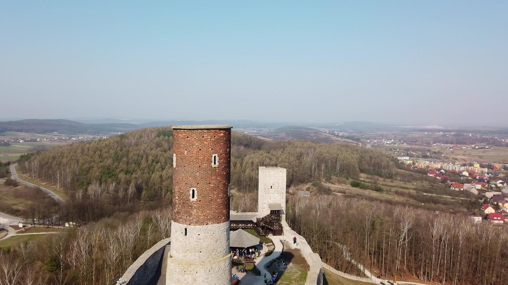 从旧城堡的塔上看视频的预览图