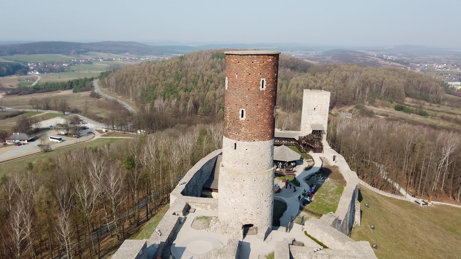 从旧城堡的塔上看视频的预览图