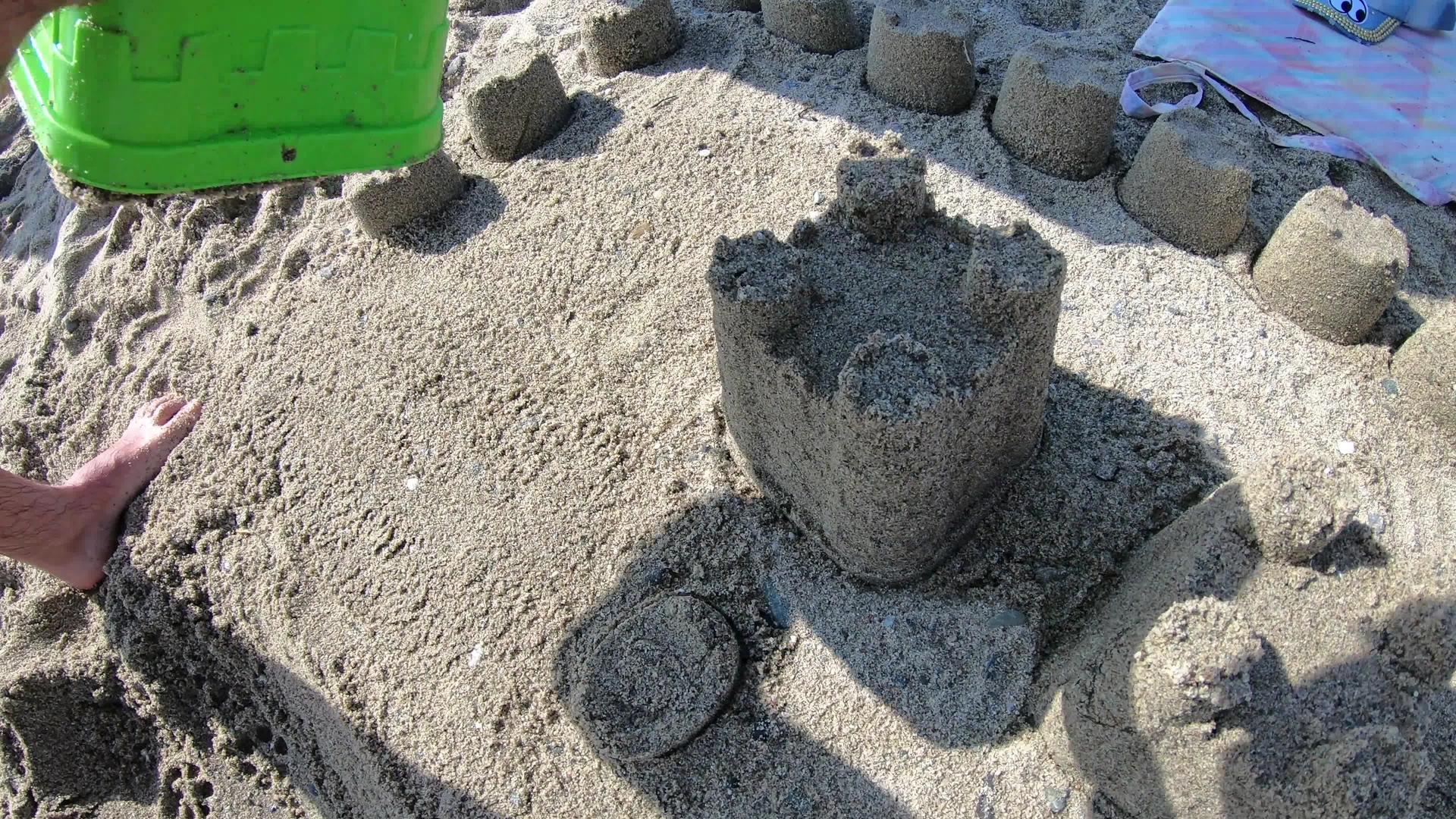 沙塔城堡建在海滩上视频的预览图