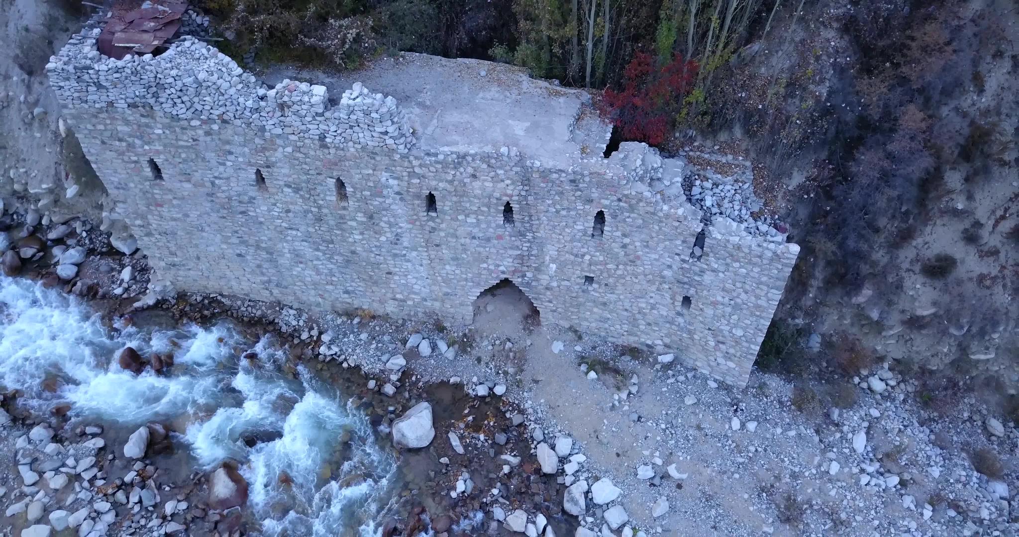 河岸上的石碑城堡视频的预览图
