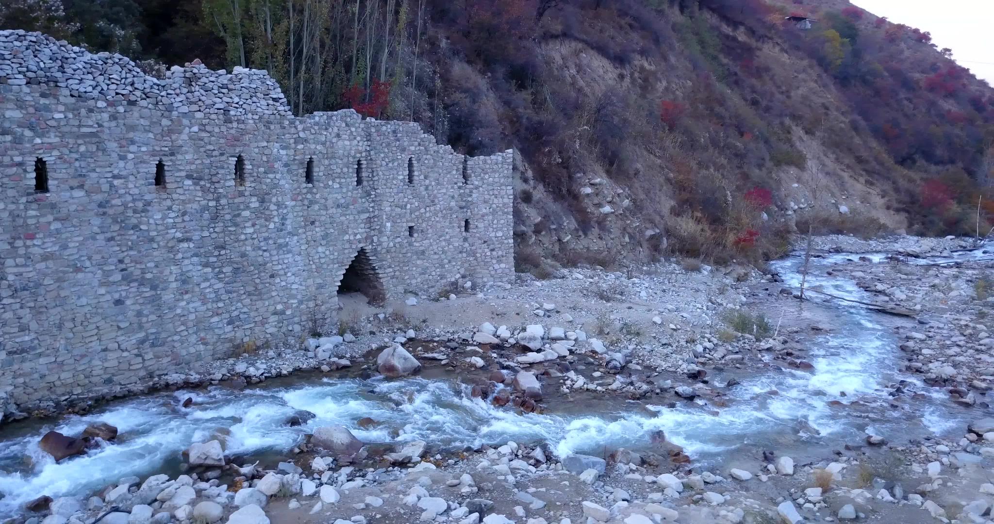 河岸上的石碑城堡视频的预览图