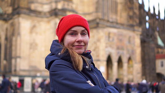 普莱格塞切城堡大教堂广场上戴着红帽子的年轻美女视频的预览图