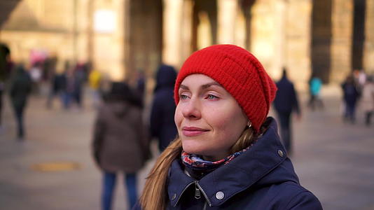 普莱格切奇城堡大教堂广场上穿着红色帽子的年轻美女视频的预览图
