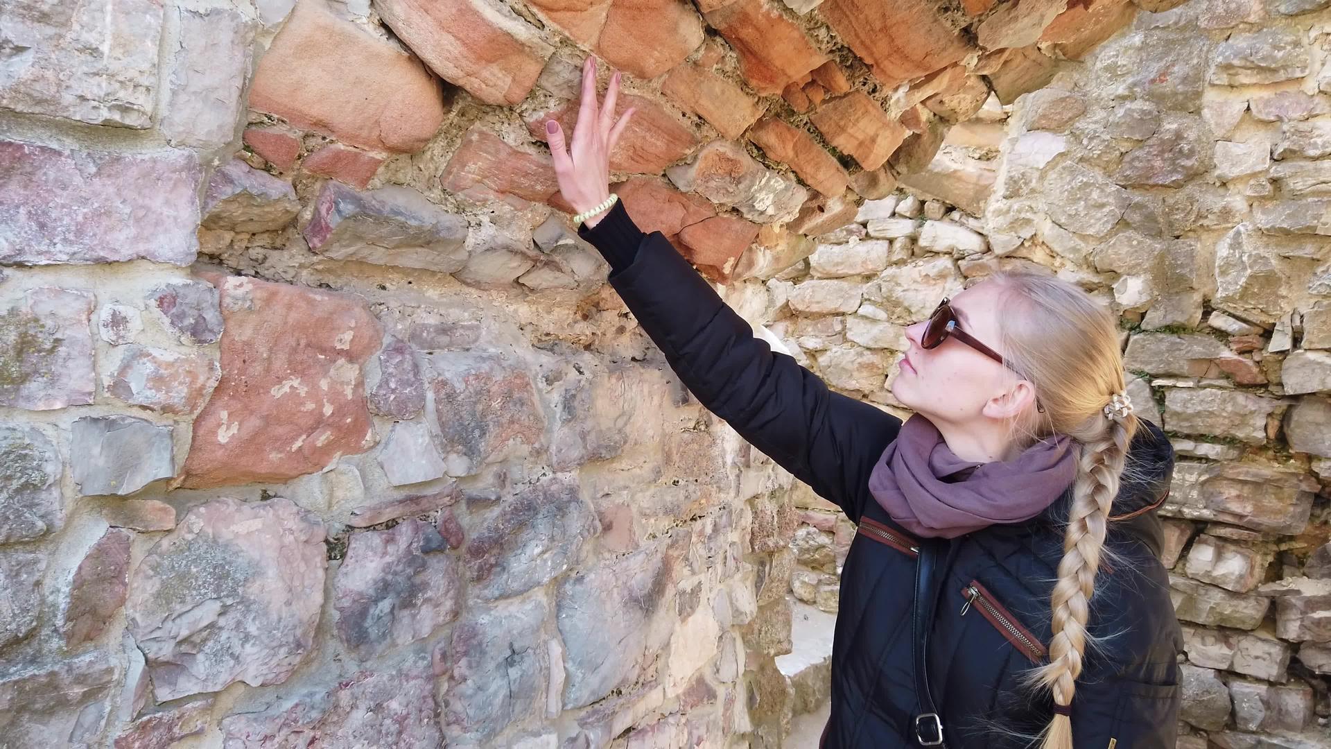 观光者看着古城的石墙视频的预览图
