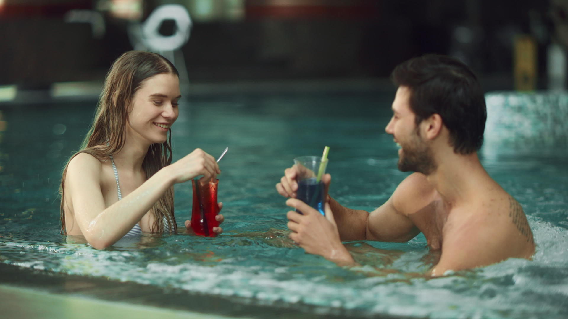 在泳池温泉疗养所放松的性感情侣视频的预览图