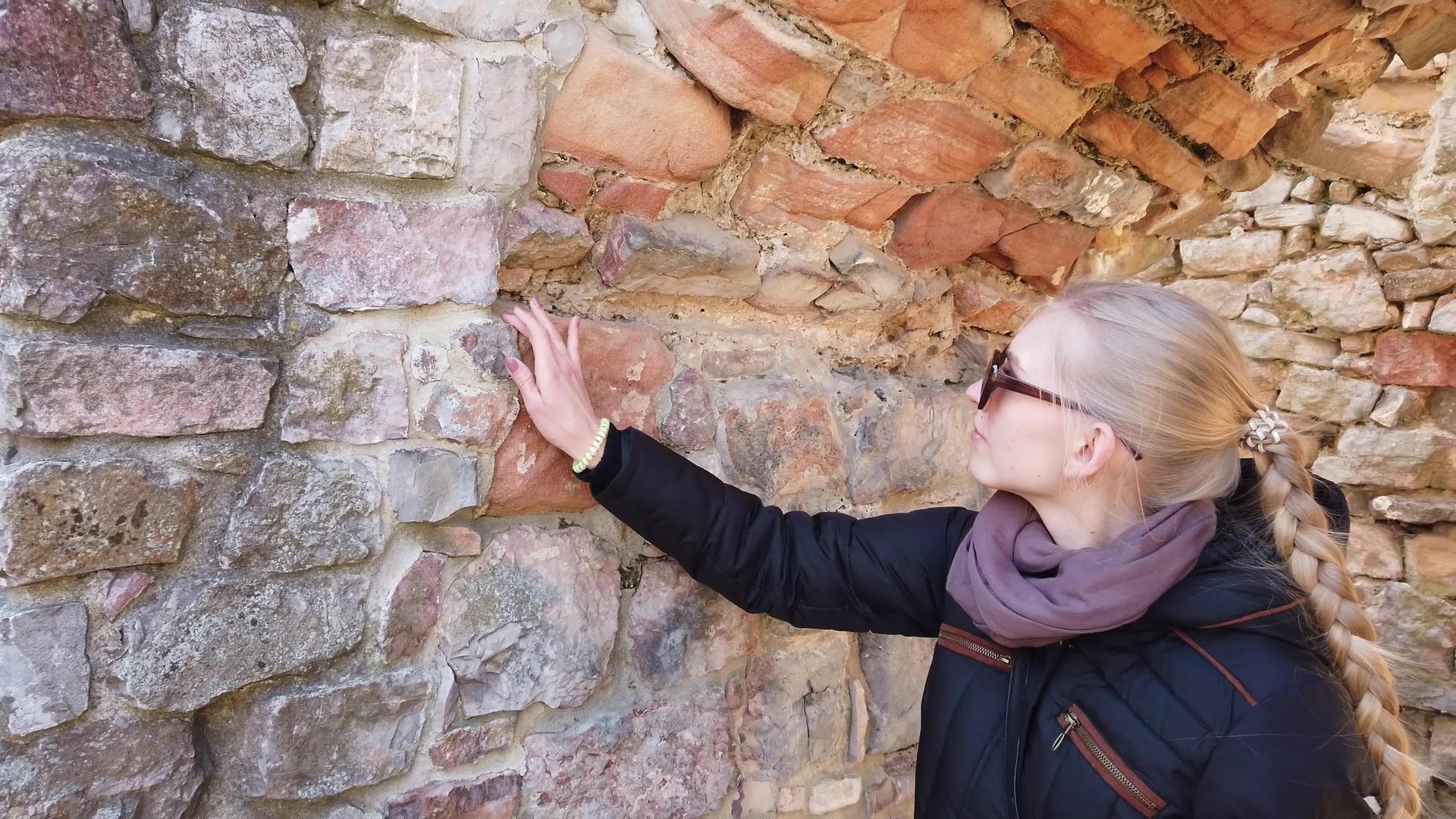 女孩检查了欧洲古城堡的墙壁视频的预览图