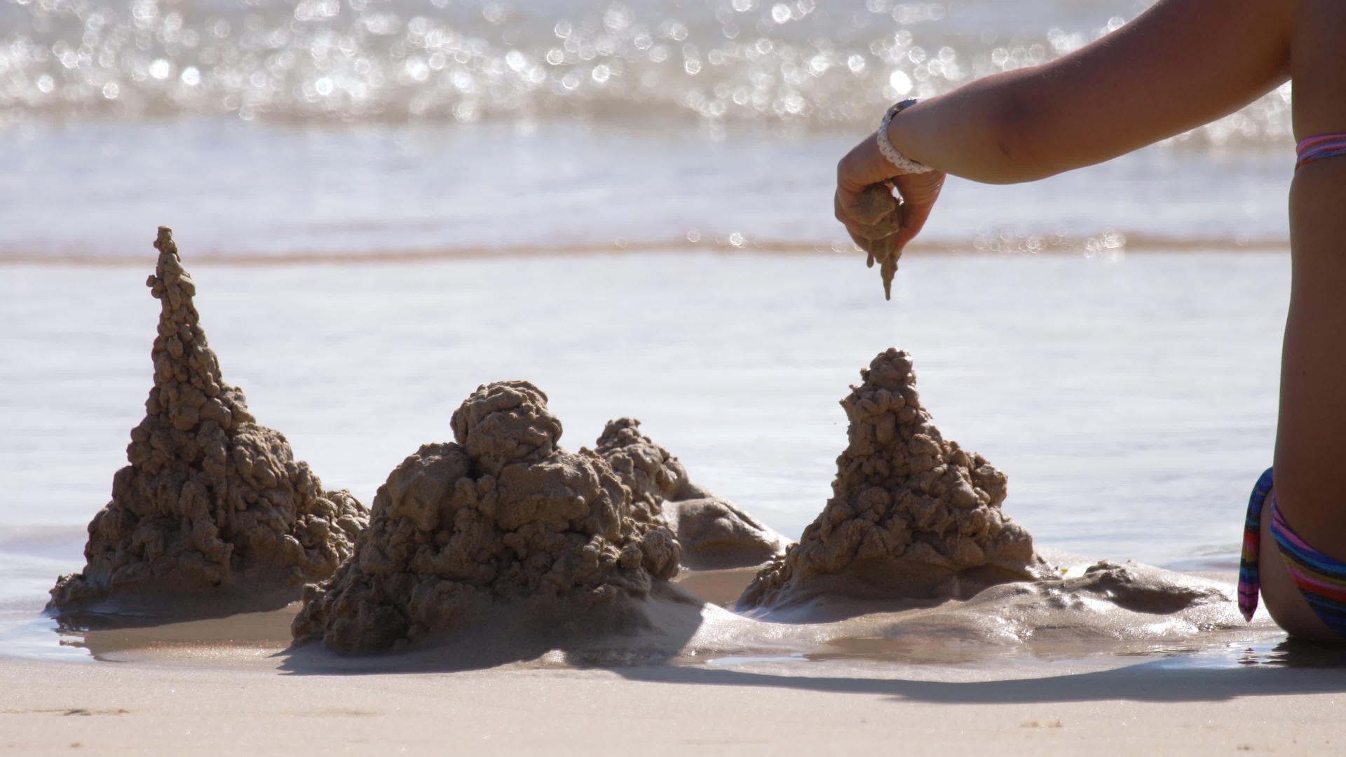 沙滩上的沙沙城堡视频的预览图