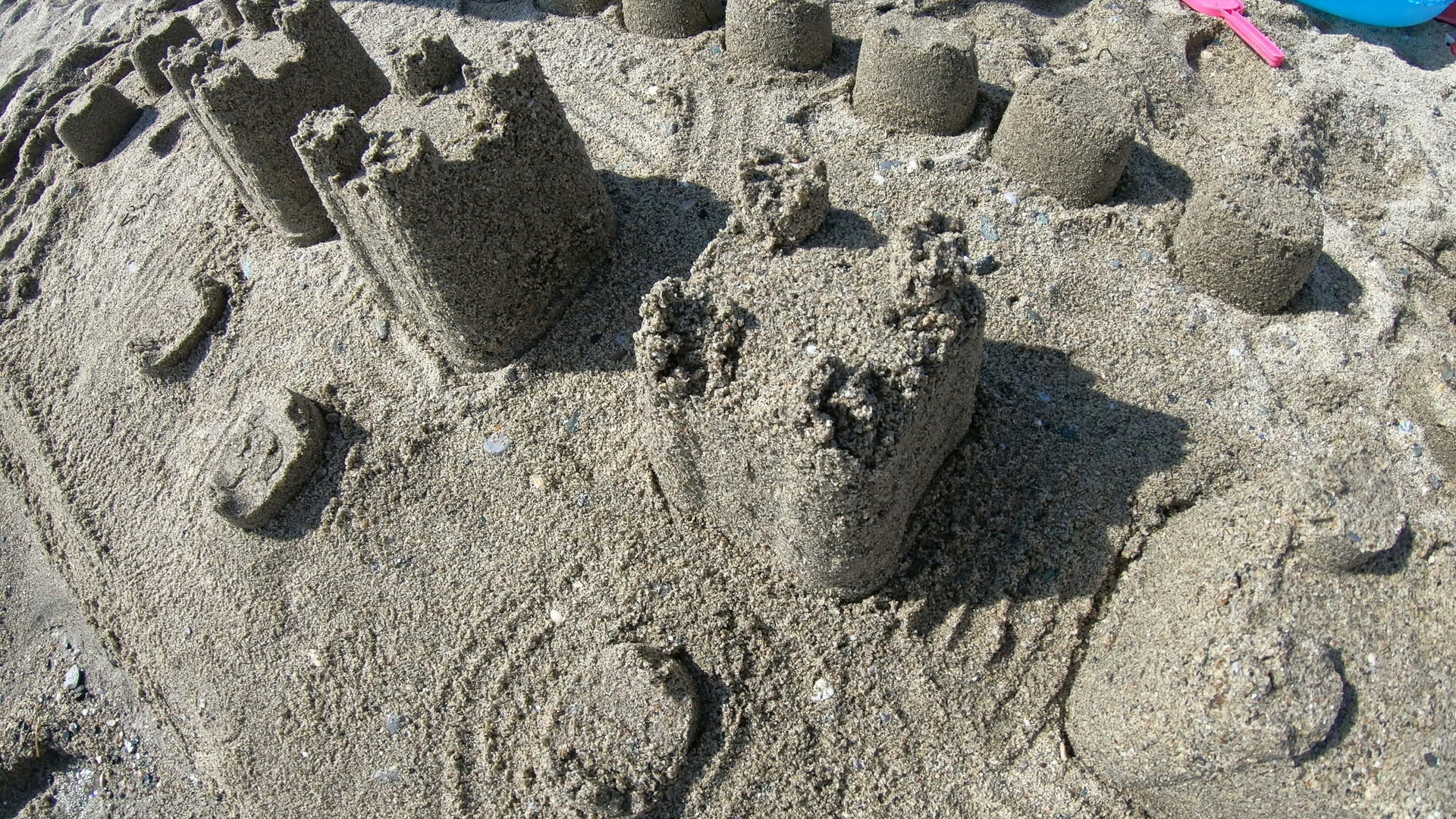 沙滩上的沙城堡视频的预览图