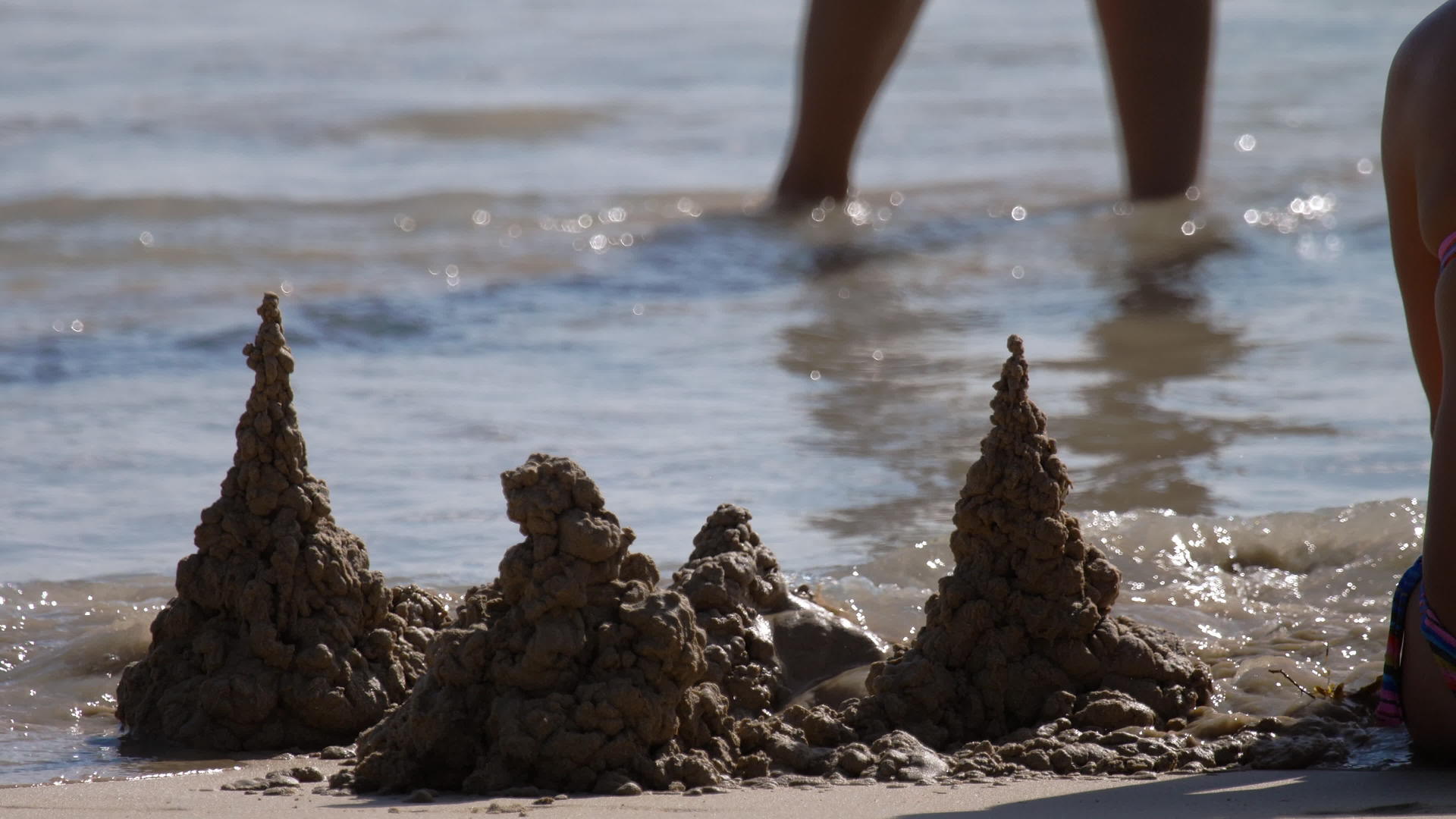 沙滩上的沙城堡视频的预览图