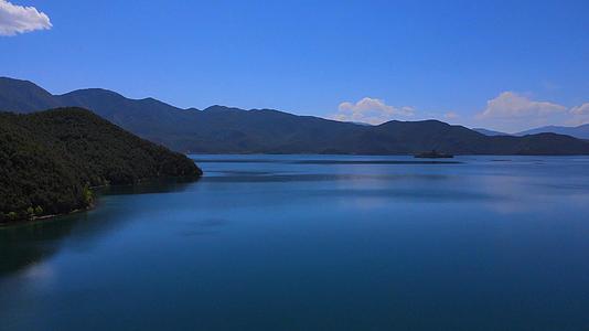 4k秋天蔚蓝天空泸沽湖视频的预览图