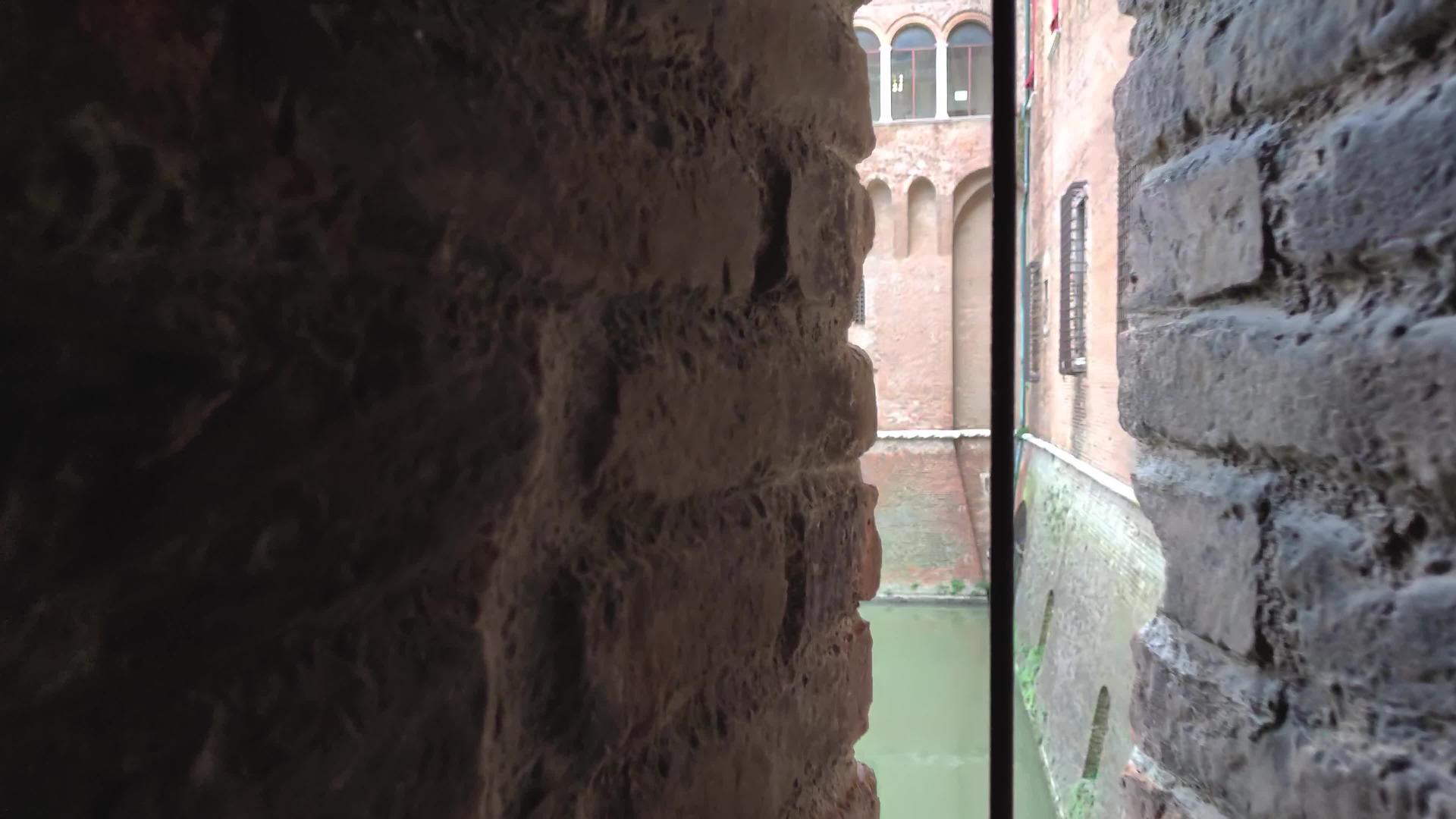 法拉城堡的一扇窗户视频的预览图