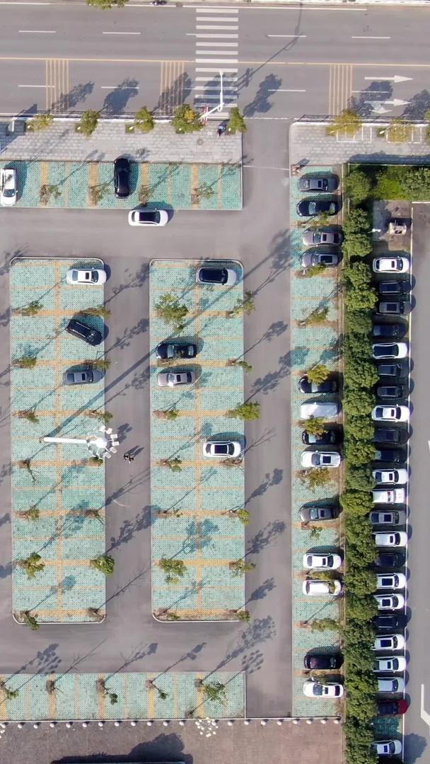 航拍停车场视频的预览图