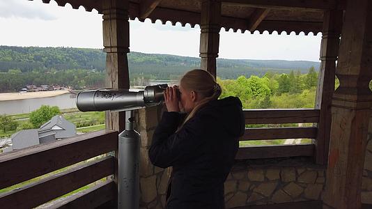 望远镜观察器正在寻找古城堡视频的预览图