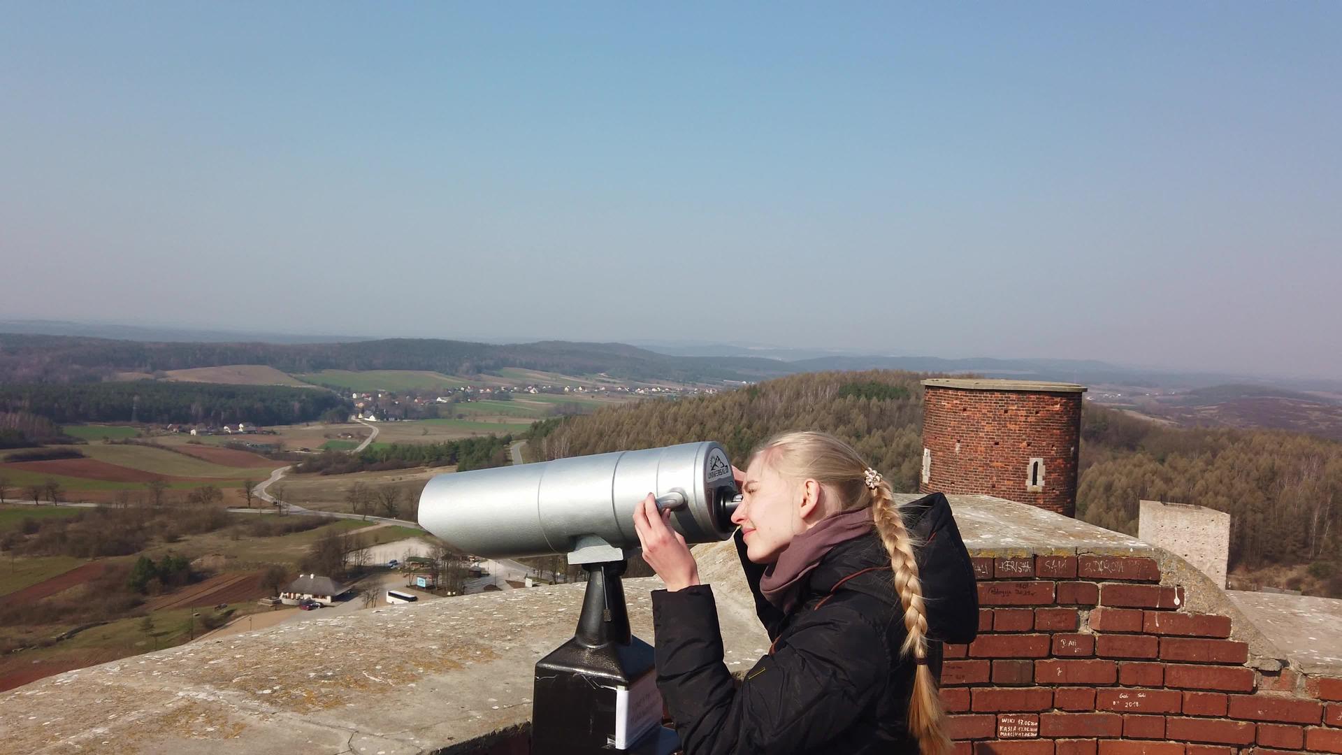 利用塔台光学观察器在古城堡附近的山谷周围寻找有吸引力的东西视频的预览图