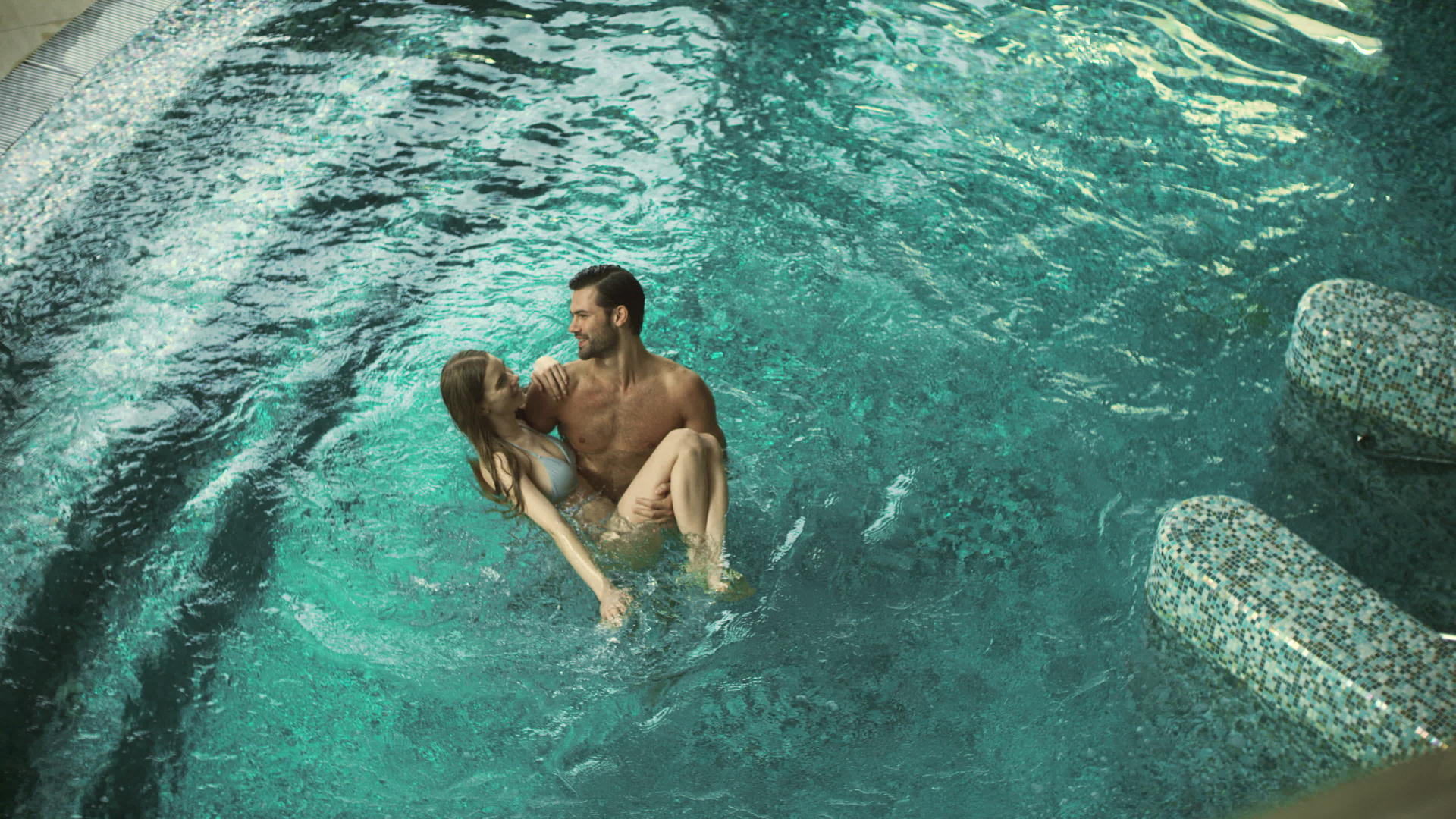 快乐情侣享受游泳池的顶部风景视频的预览图