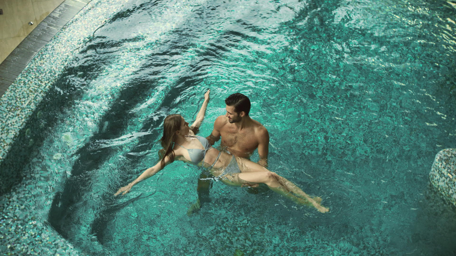 快乐情侣享受游泳池视频的预览图