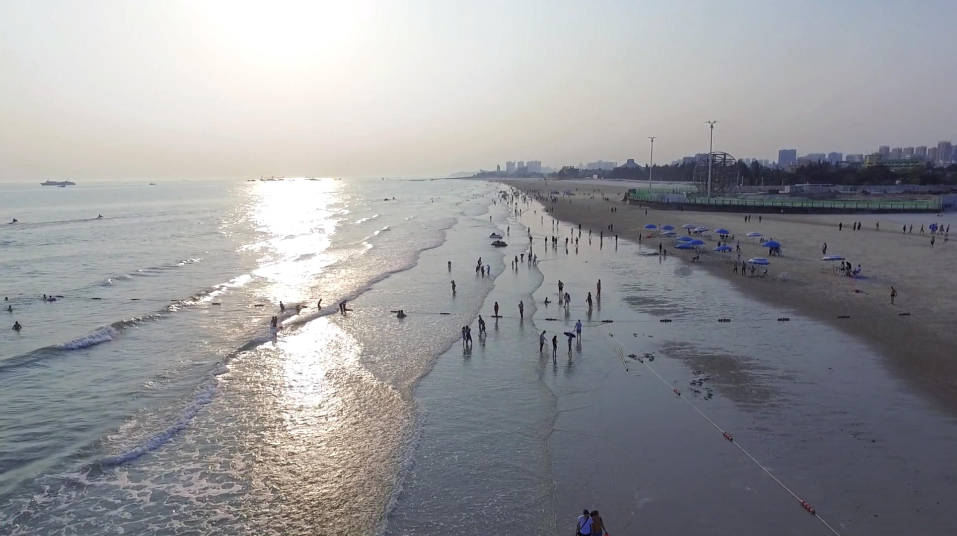 北海银滩黄昏沙滩游人航拍视频的预览图