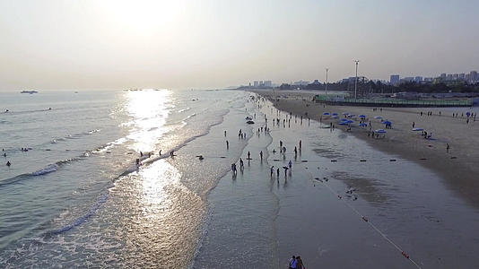 北海银滩黄昏沙滩游人航拍视频的预览图