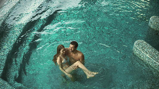 享受豪华泳池快乐的情侣视频的预览图