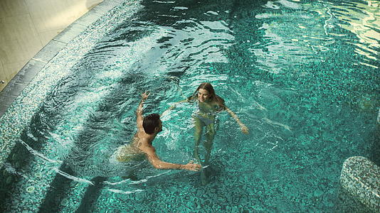 一对幸福的情侣在室内泳池视频的预览图