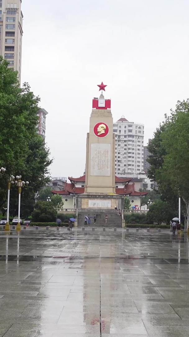 长江中下游毛主席题词防洪纪念碑防洪期间城市内涝材料视频的预览图
