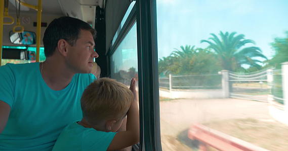 父亲和儿子在公共汽车上视频的预览图