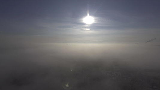 冬城在雾中视频的预览图