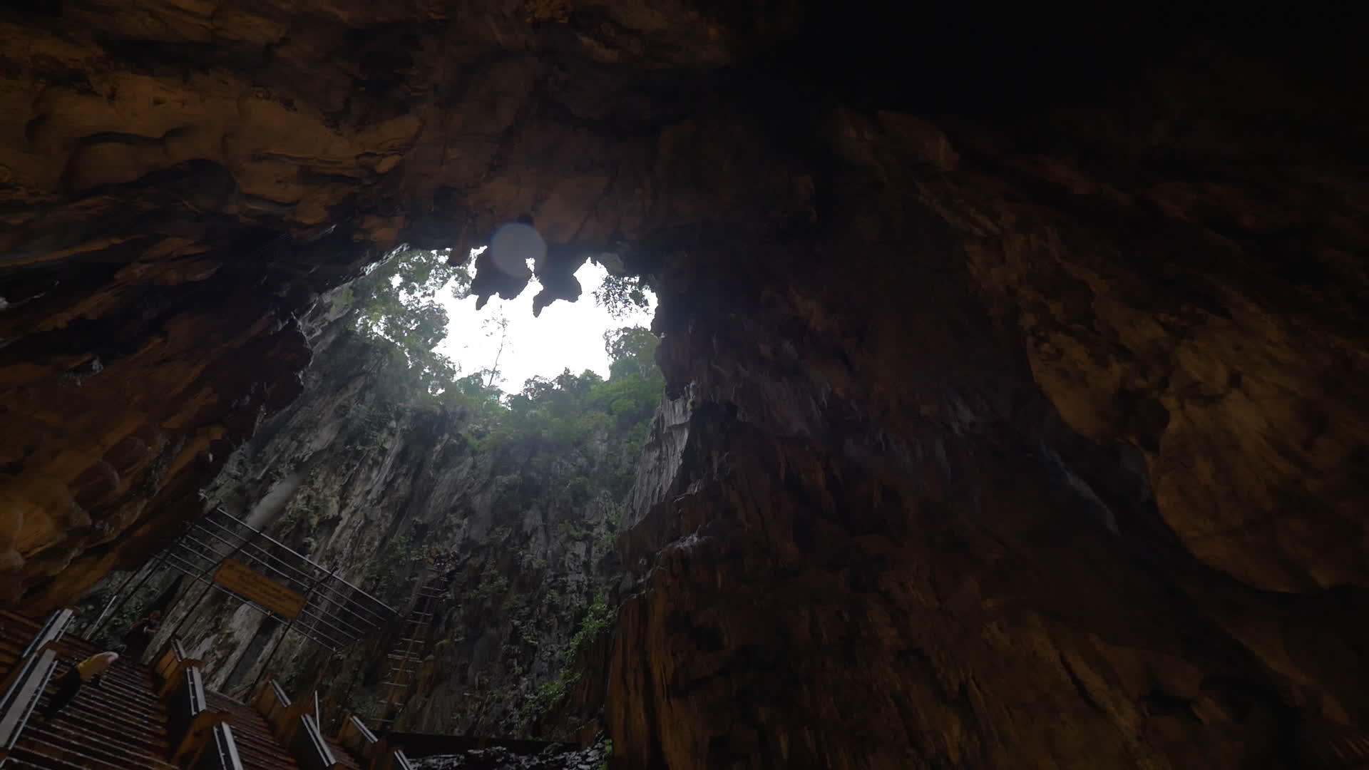 在巴杜洞穴中有石膏和步行的游客爬上楼梯视频的预览图