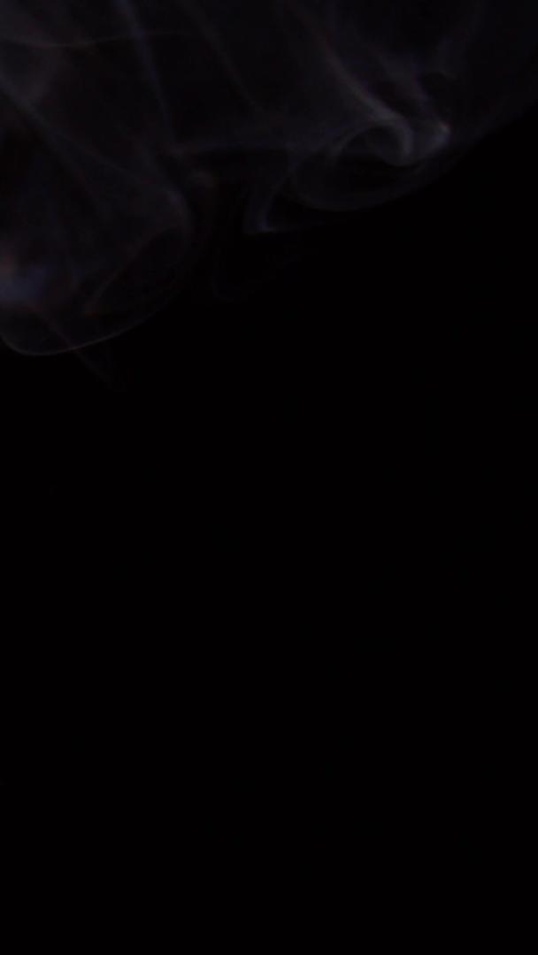 烟雾缭绕的黑色香炉视频的预览图