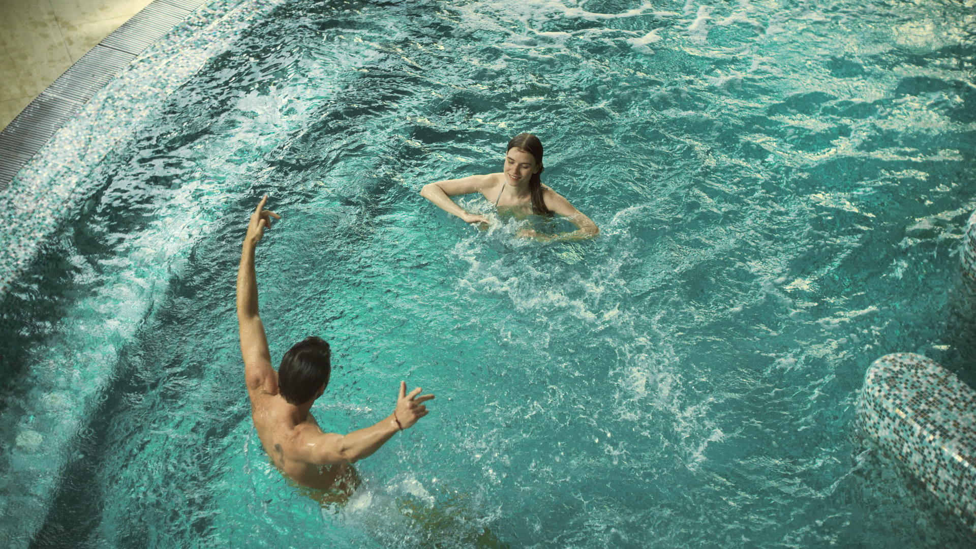 快乐情侣在游泳池里玩耍视频的预览图