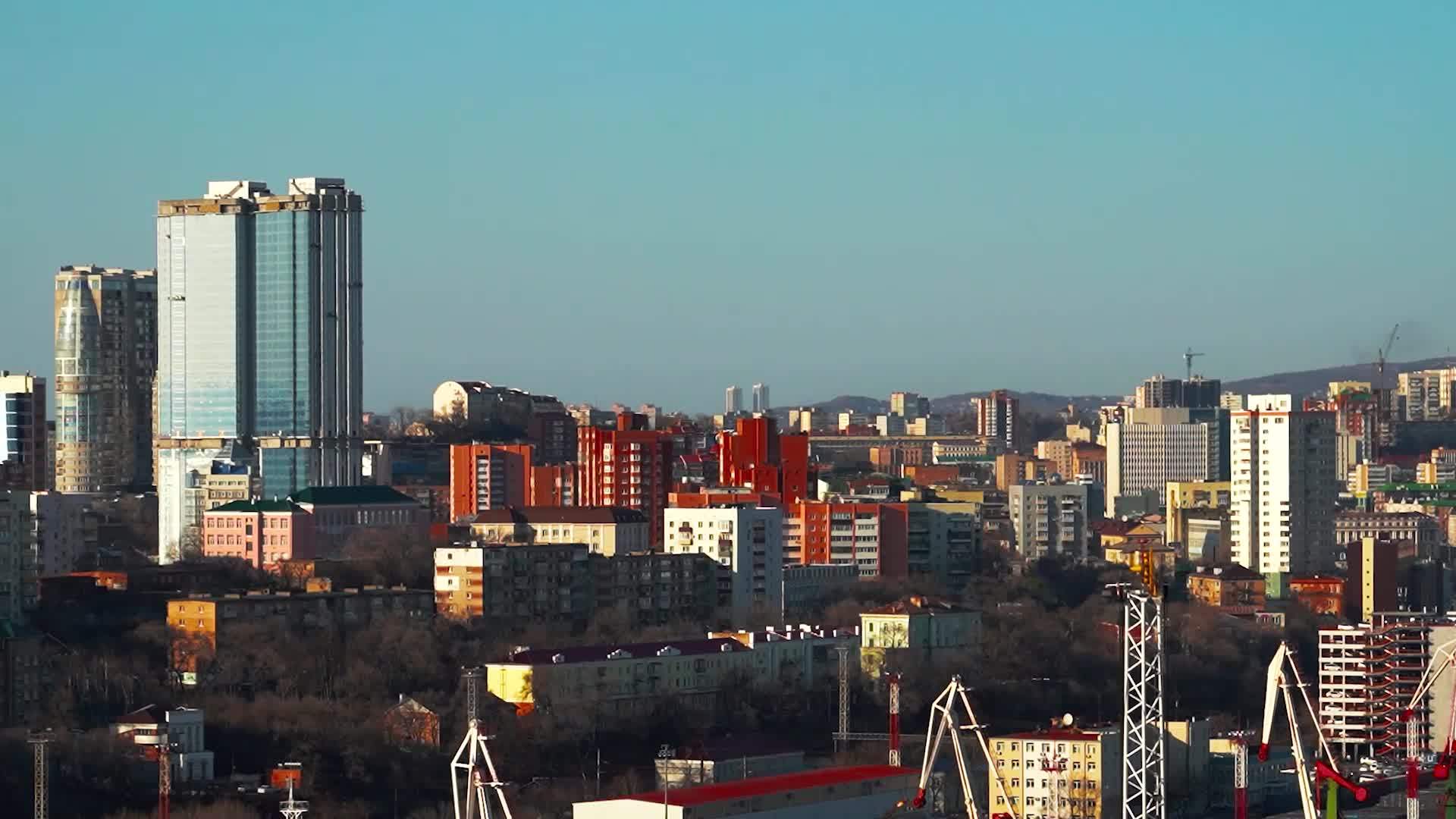 具有建筑和建筑图景的城市景观vladivostok视频的预览图