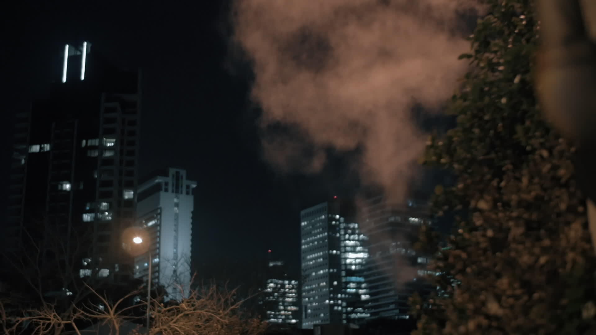 城市夜色与冷凝蒸汽视频的预览图