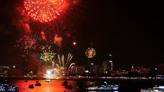 4K天空中真正的烟花节在晚上庆祝背景是城市景观视频的预览图