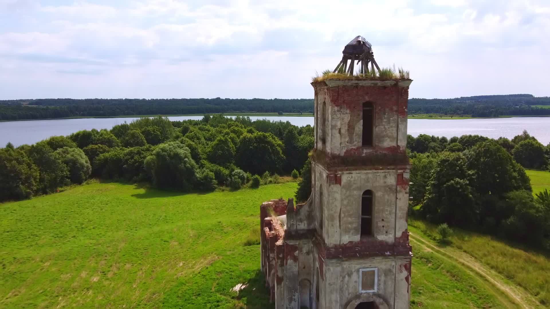 无人驾驶飞机飞越旧教堂视频的预览图