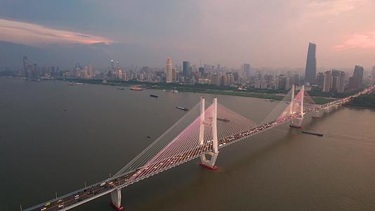 4K晚霞天气下的武汉长江二桥灯光秀和都市风光视频的预览图